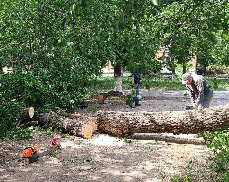 Коммунальщики Ждановки продолжают работу по благоустройству