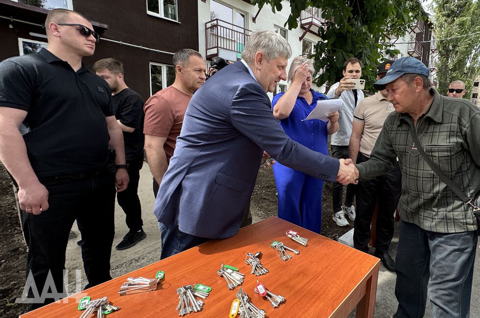 ФОТО: В Авдеевке выдали ключи жителям еще одной восстановленной многоэтажки