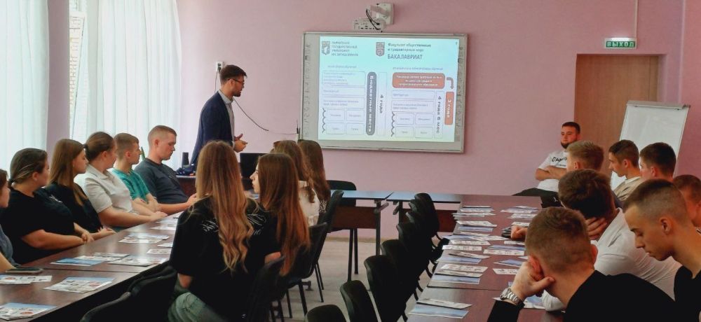 26 мая на базе ГБОУ &quot;Светлодарский УВК&quot; прошла встреча выпускников 11-х классов и обучающихся 10-ого класса г. Светлодарск с представителями Камчатского Государственного университета: Гадецким Олегом Юрьевичем - начальником...