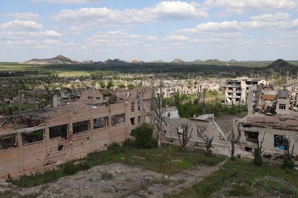 Корреспондент «Комсомолки» побывал в Марьинке — городе, от которого ВСУ оставили одни руины. Единственная жительница уничтоженной Марьинки рассказала о пережитом во время оккупации ВСУ