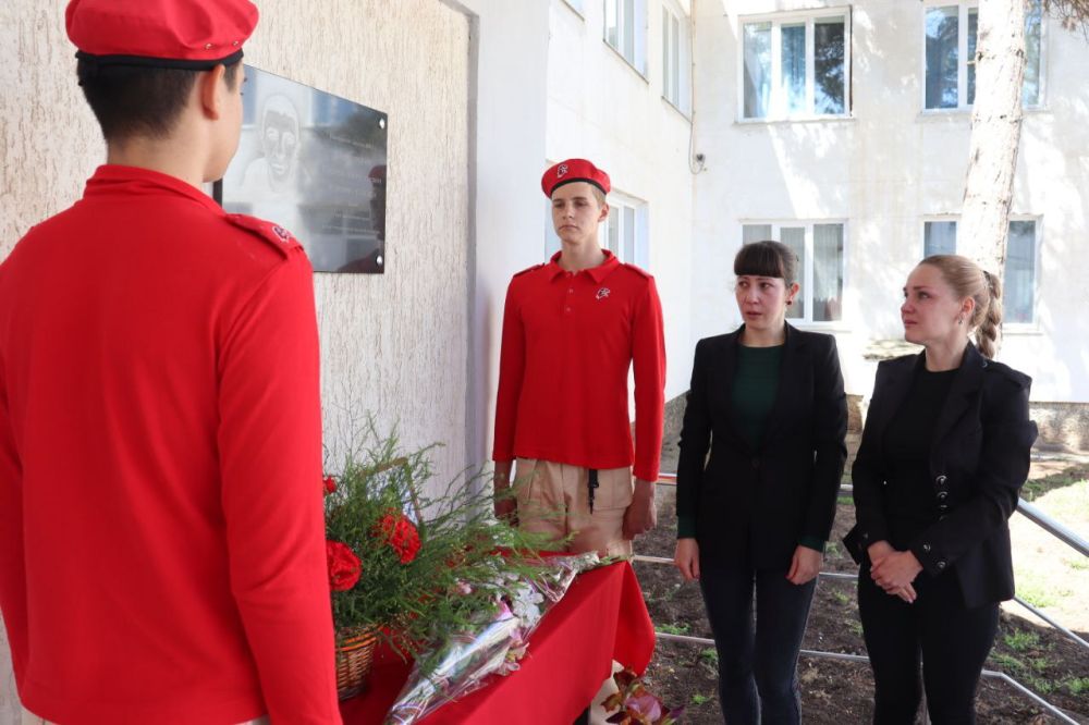 В Сакском районе открыли мемориальную доску в честь погибшего бойца СВО