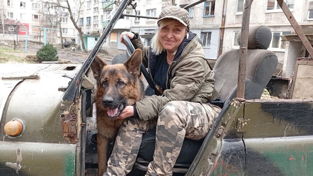 Доставщица «буханок»: Кутюрье и поэт бросила швейную машинку и стала гонять «УАЗы» на фронт