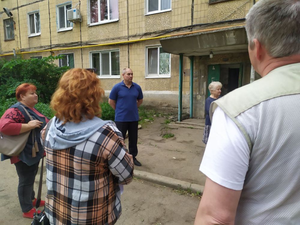 Сегодня, 29 мая, заместитель главы администрации городского округа Торез Александр Ставицкий провел встречу с населением по адресу: микрорайон 2, д.32