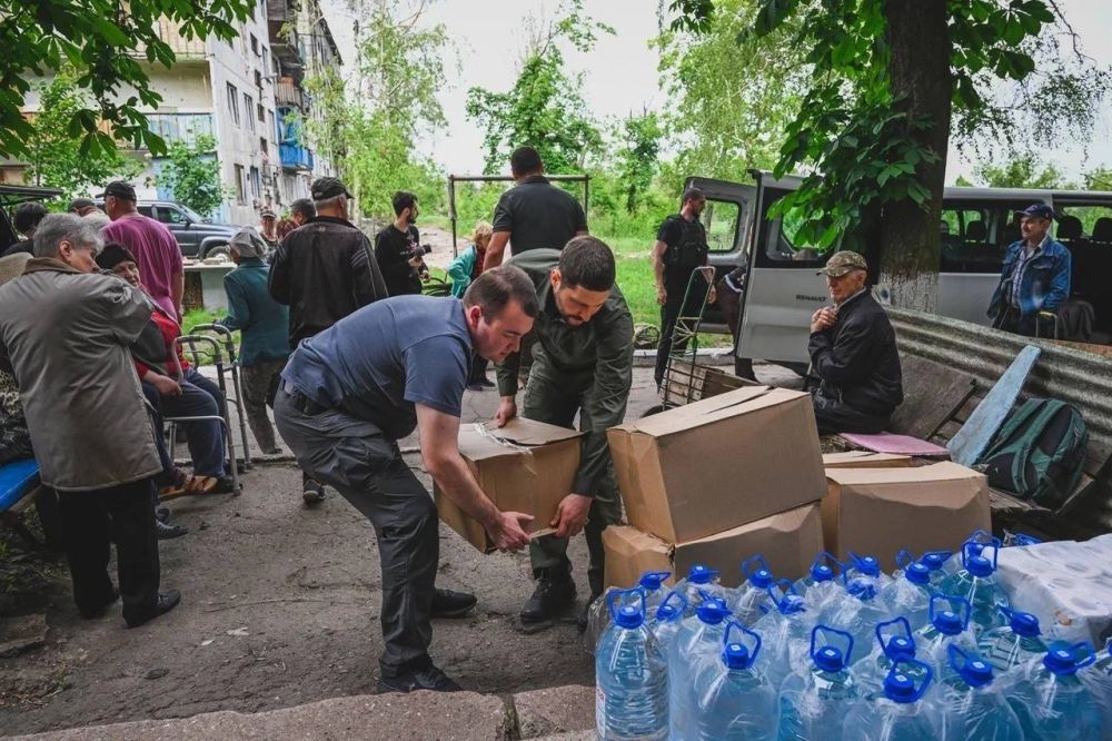 Сенатор РФ от ДНР Волошин доставил гумпомощь в освобожденную Красногоровку