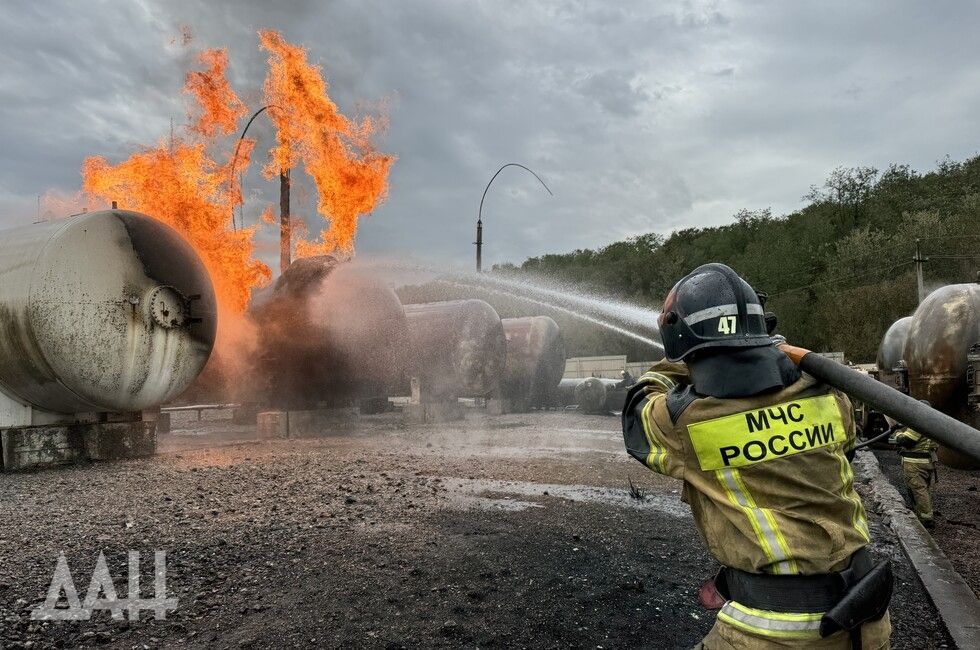 ФОТО: В Енакиево после удара ВСУ произошел пожар на газонакопительной станции