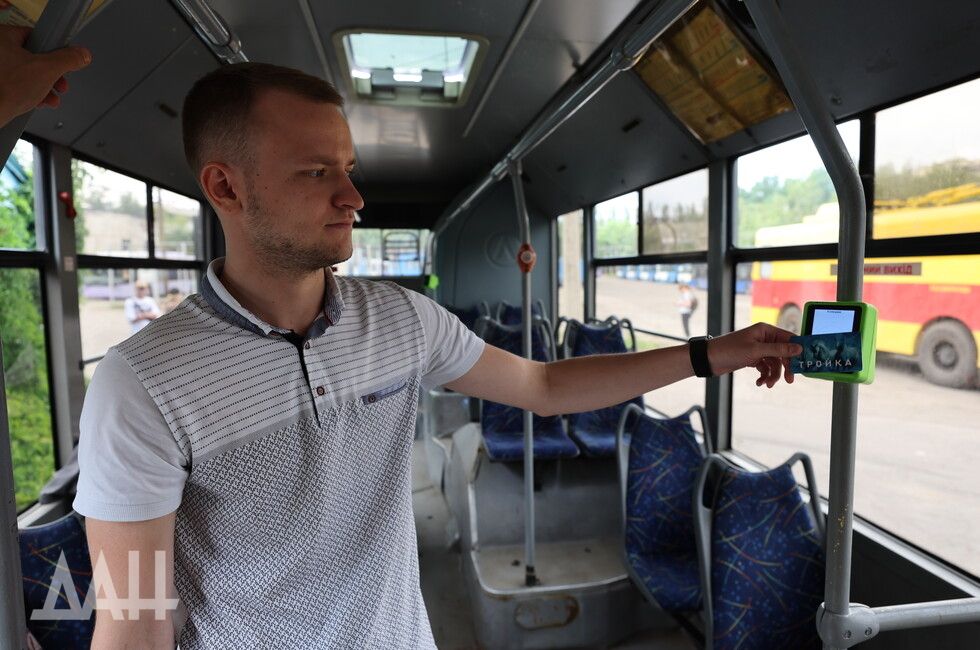Пластмассовый «Мир» победил. Сколько автобусов в ДНР принимает оплату картой