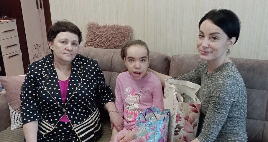 По поручению сенатора Российской Федерации Александра Волошина первый заместитель министра труда и социальной защиты ДНР Татьяна Литвиненко вручила подарки семьям, воспитывающим детей-инвалидов, а также многодетным семьям в...