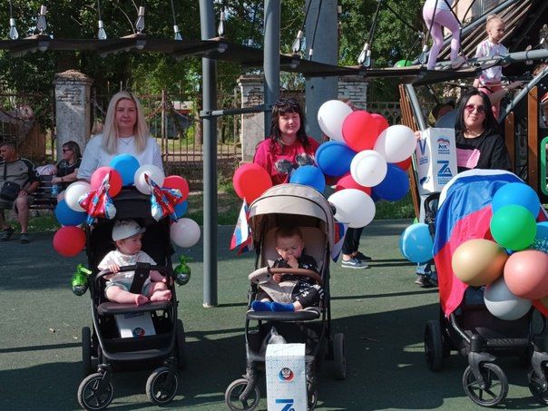 Игорь Лызов: При поддержке Всероссийской политической партии «Единая Россия», в рамках реализации федерального партийного проекта «Крепкая семья» в Амвросиевке прошла акция «Парад колясок»