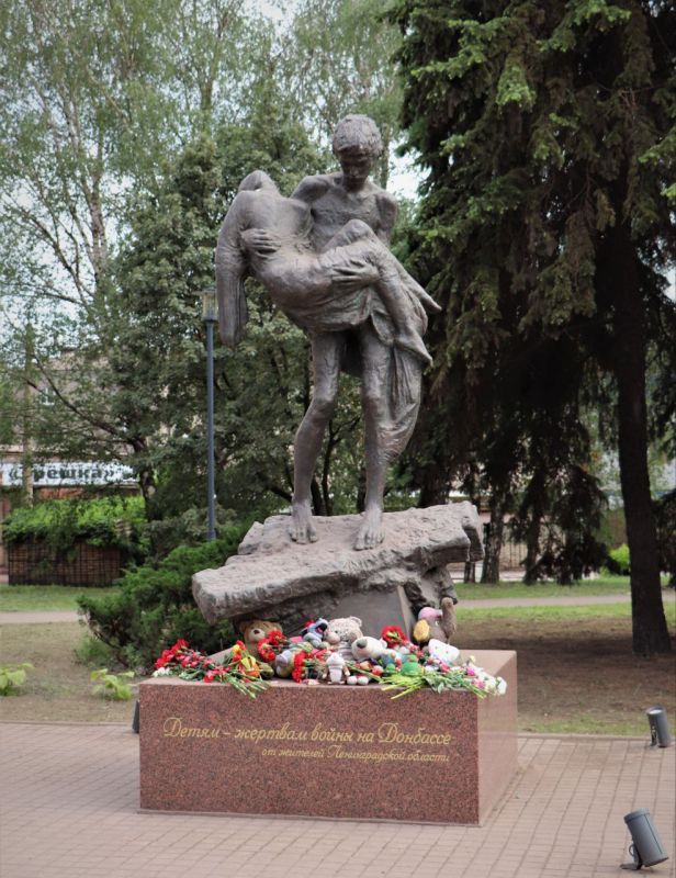 Игорь Мартынов: Ко Дню защиты детей в городском округе Енакиево состоялось возложение цветов к памятнику «Детям-жертвам войны в Донбассе»