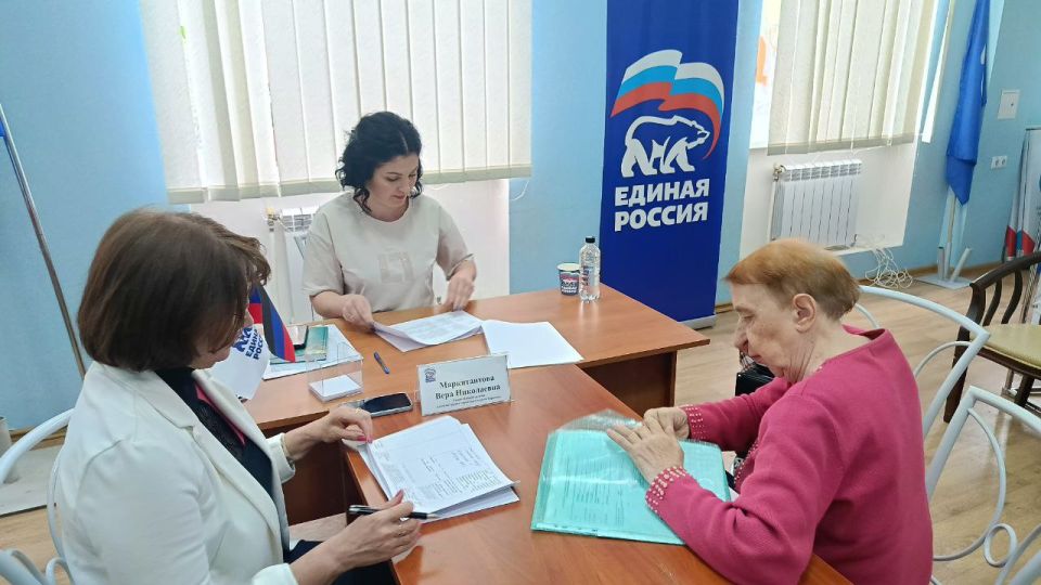 30 мая управляющий делами Администрации муниципального образования городского округа Харцызск Маркитантова Вера Николаевна провела прием граждан в общественной приемной партии «Единая Россия»
