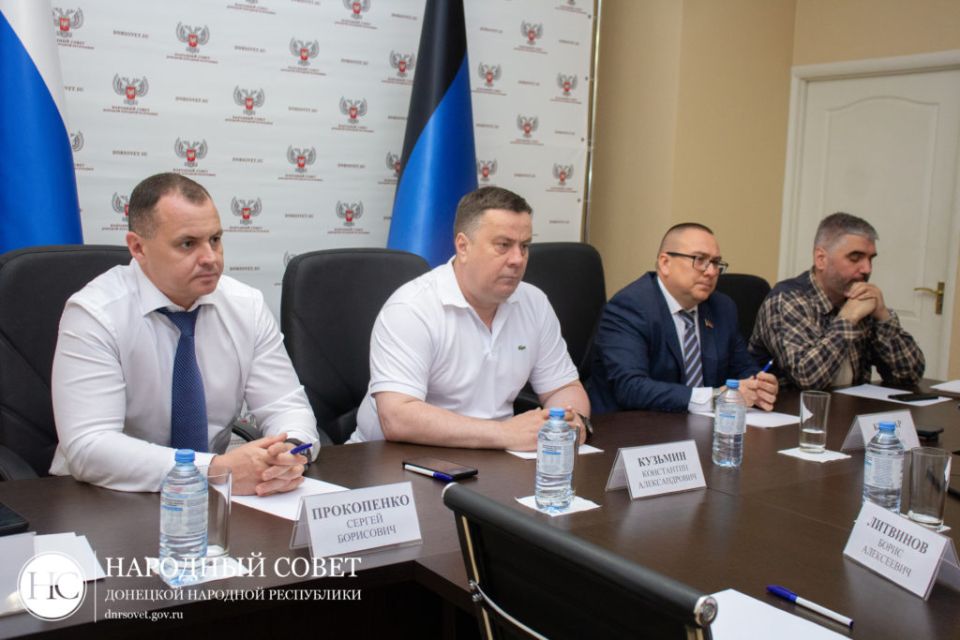 Константин Кузьмин провел совещание с депутами парламента
