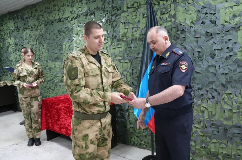 Глава МВД ДНР наградил полицейских, отличившихся в Курахово