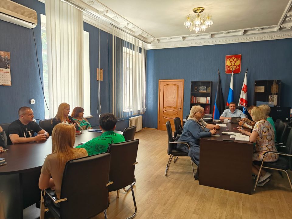 В Снежном прошло заседание комиссии по награждению