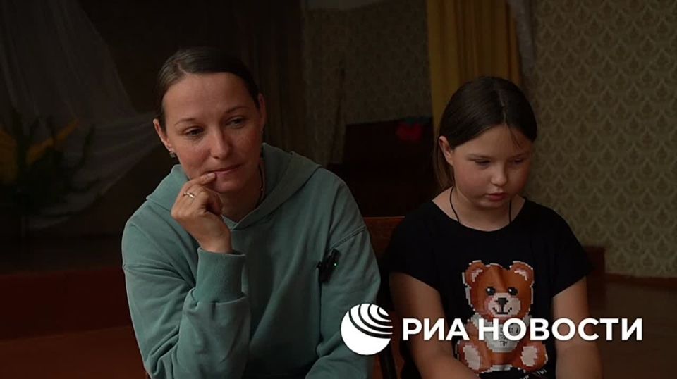 Беженка из Селидово Анастасия Кобозева рассказала РИА Новости, как была эвакуирована вместе со своей десятилетней дочерью российскими военными через заминированный лес