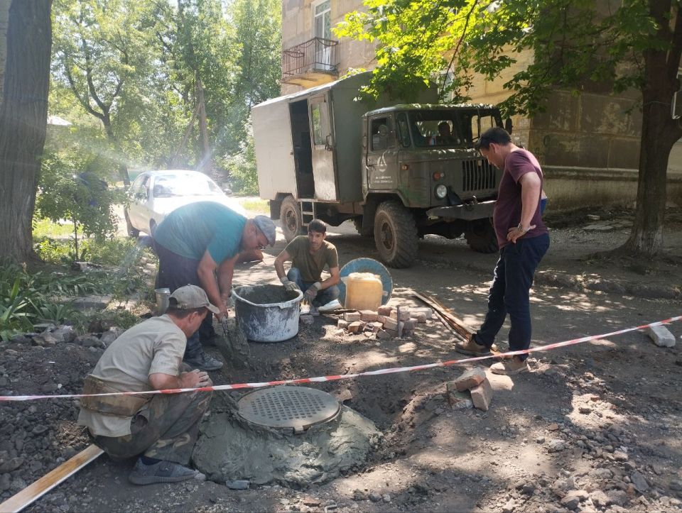 Сотрудники водоканала устраняют аварийные ситуации в Ждановке