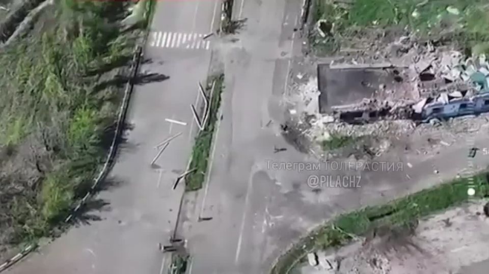 Кадры "тихих ежедневных подвигов" российских бойцов: двое наших залетели в блиндаж противника под Дзержинском и взяли в плен четверых ошалевших укронацистов