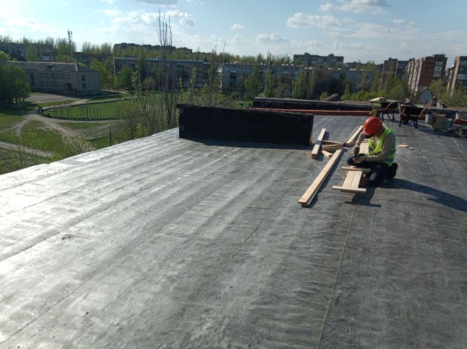 Подрядчики Нижегородской области ремонтируют кровлю еще одного дома в Харцызске