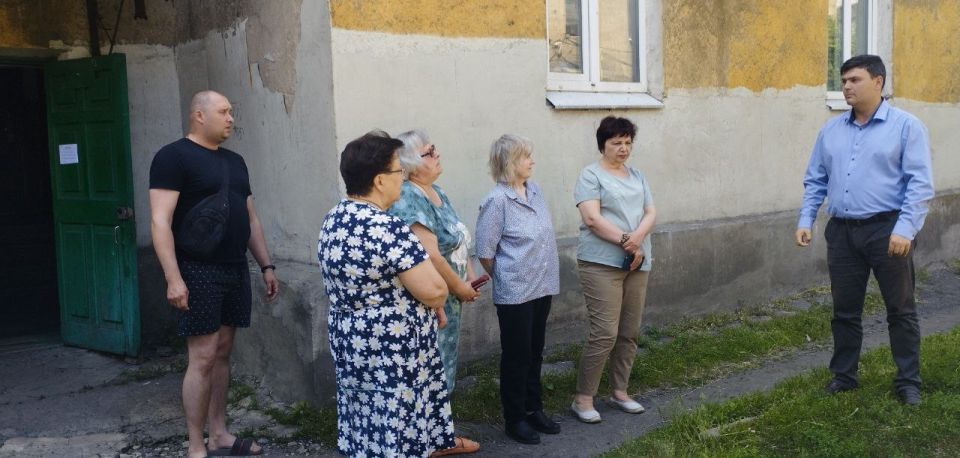 Сегодня, 3 июня, Врип Главы администрации городского округа Торез Артем Чесноков провел встречу с населением по адресу: микрорайон "30 лет Победы", д.1