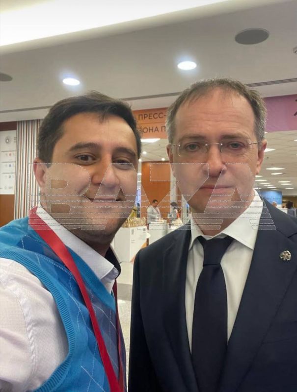 Похищенный на Ярославском вокзале Арег ранее постоянно выкладывал у себя в соцсетях фотографии с известными людьми