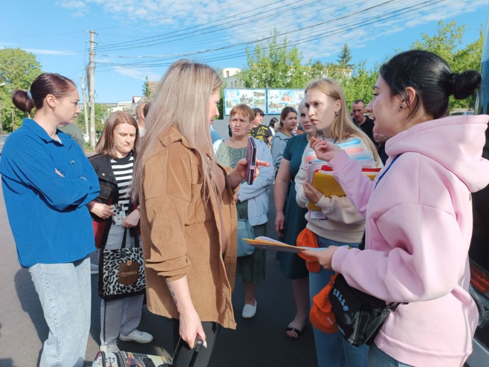 Игорь Лызов: Лето началось!. В первый день лета при поддержке регионов-шефов Амурской и Еврейской автономной области 267 детей из Амвросиевского округа отправились отдыхать на побережье Азовского моря