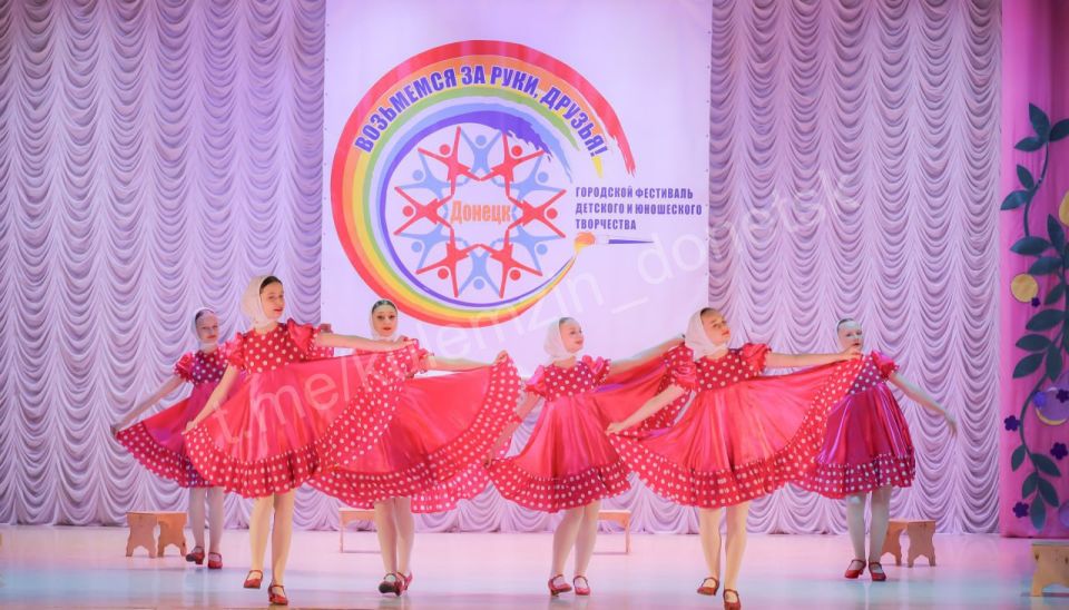 3 июня во Дворце культуры им. В.В. Куйбышева состоялась торжественная церемония закрытия V открытого фестиваля-конкурса детского и юношеского творчества «Возьмёмся за руки, друзья!»