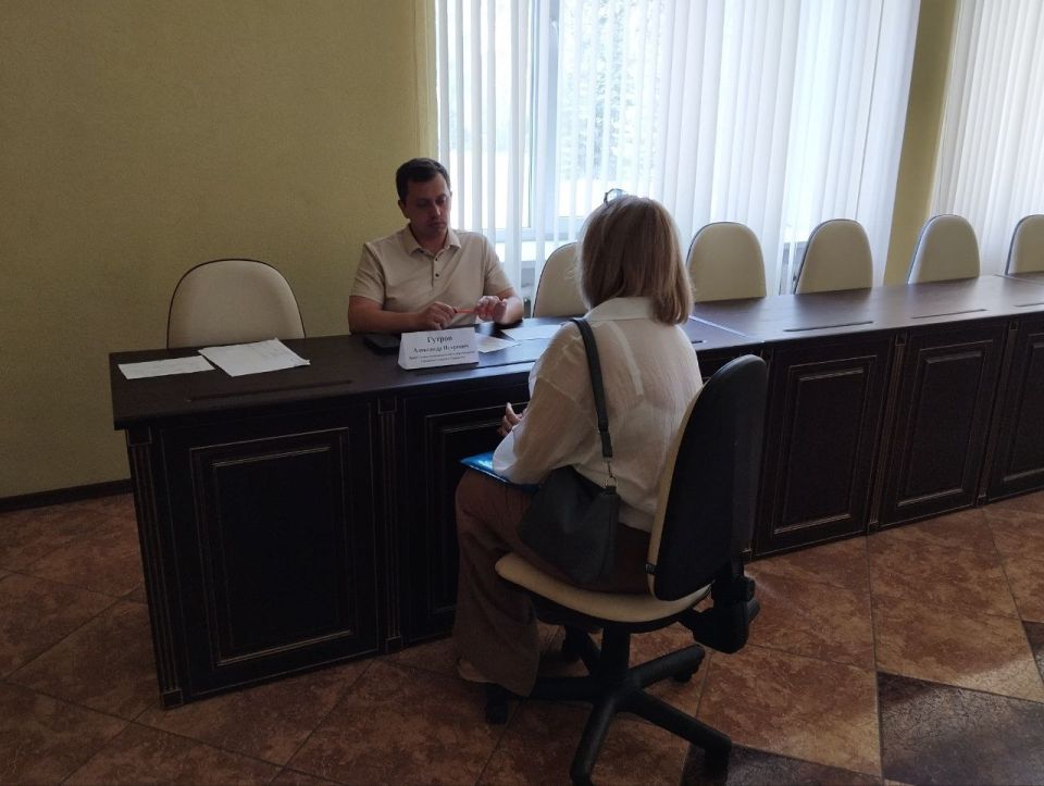 Сегодня, 3 июня, временно исполняющий полномочия главы Администрации муниципального образования городского округа Харцызск Александр Гутров провел прием граждан по личным вопросам