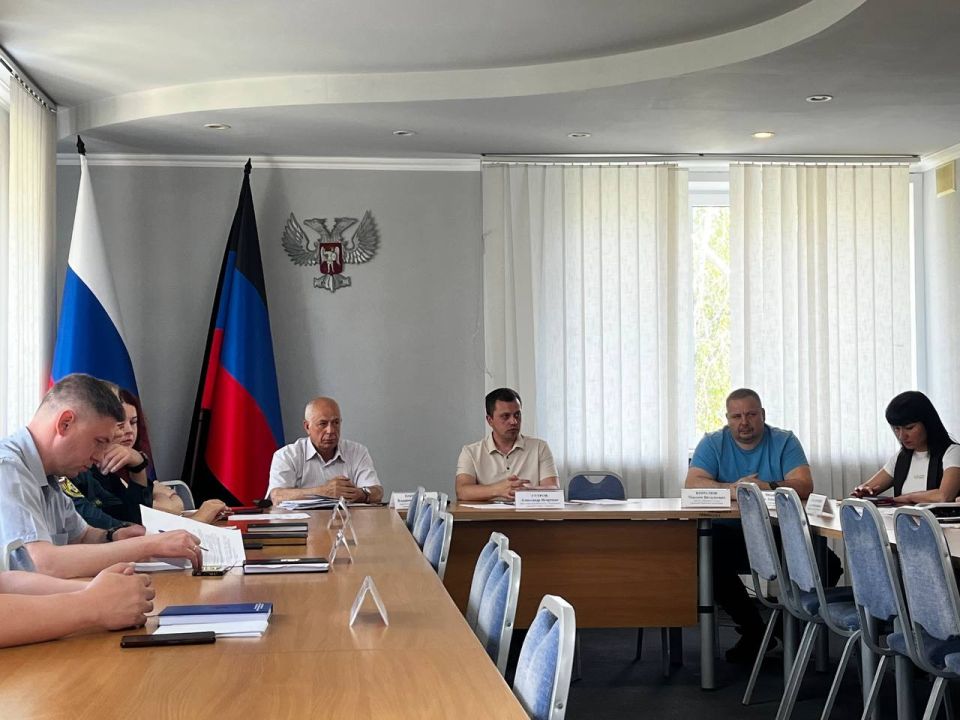 Сегодня, 3 июня, временно исполняющий полномочия главы Администрации муниципального образования городской округ Харцызск Александр Гутров провел еженедельное аппаратное совещание с руководителями ведомств, а также...