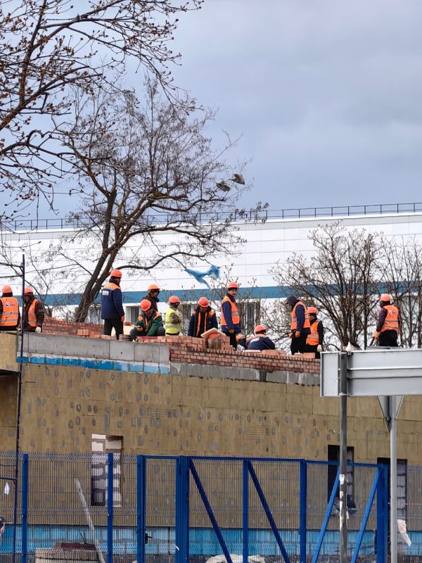 Цифра дня: более 400 человек задействованы на восстановлении Больницы интенсивного лечения Мариуполя