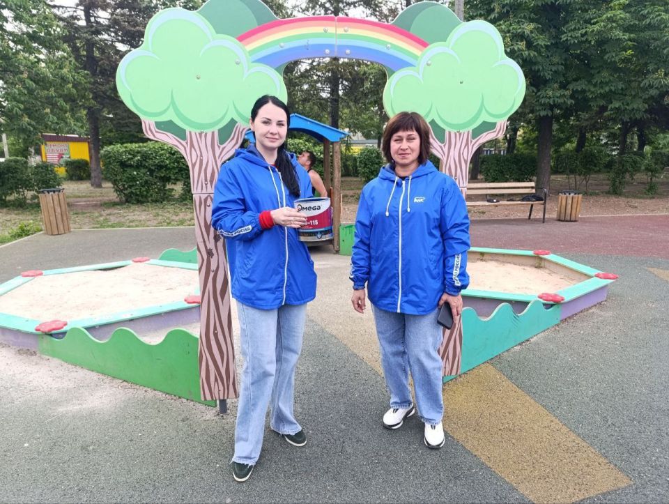 В рамках партийного проекта "Городская среда" в Торезе продолжается благоустройство детских площадок