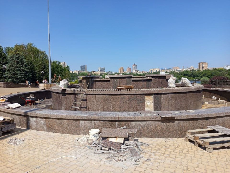 Идет ремонт: так сейчас выглядит фонтан у входа в донецкий парк Щербакова