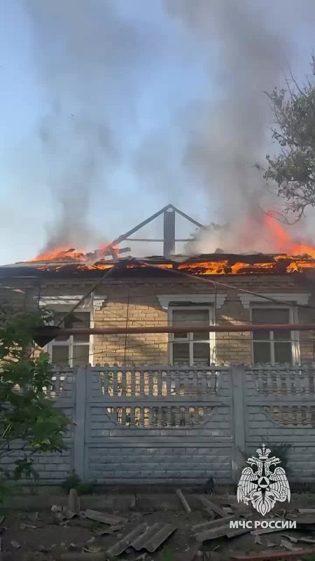 В Горловке сотрудники МЧС России ликвидировали пожар из-за атаки БПЛА