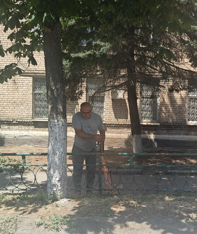 В Снежном проводятся работы по благоустройству