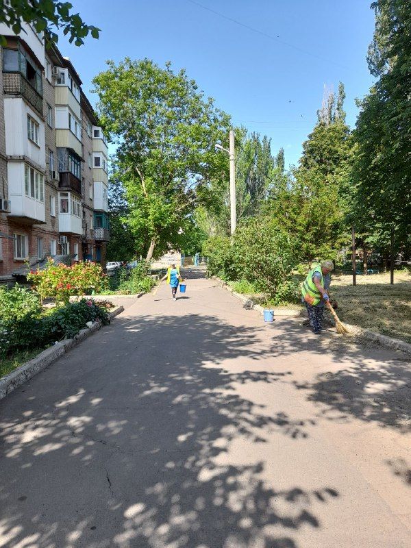 Силами коммунальных предприятий были проделаны работы по наведению чистоты и порядка на территории г. Моспино: