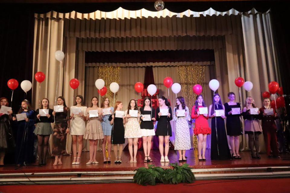 В Снежном состоялся праздничный концерт ко Дню защиты детей