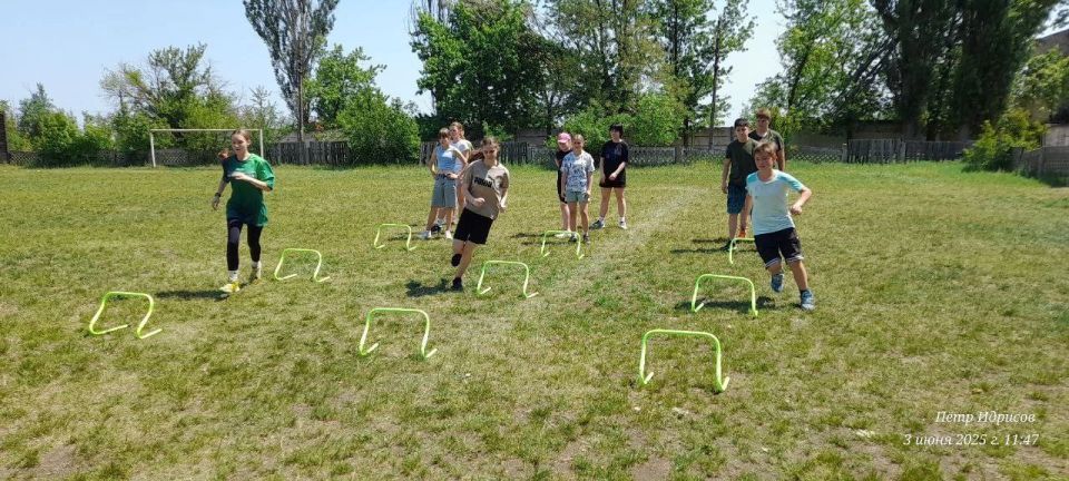 2 июня 2025 г. рамках «Месячника спорта» на Харцызском городском стадионе царила атмосфера радости и азарта! Воспитанники секции баскетбола приняли участие в «Веселых стартах», посвященных Дню защиты детей