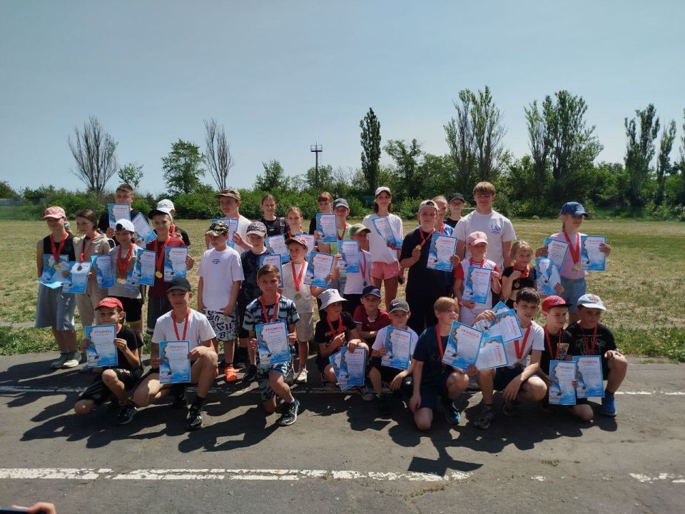 Сегодня 3 июня 2025 г. в рамках программы "Месячник спорта"на городском стадионе прошли Харцызские городские соревнования, посвященные Олимпийскому дню бега, прыжкам и метанию среди юношей и девушек 2012-2013 г.р., 2014 г.р....