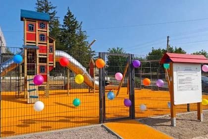 Губернатор Свердловской области Денис Паслер, в ходе рабочего визита в ДНР, открыл детский городок в Тельмановском округе