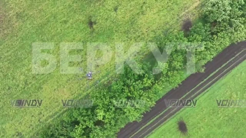 Оперторы БпЛА 36 отдельной гвардейской мотострелковой бригады 29 гвардейской общевойсковой армии ювелирным сбросом уничтожили БпЛА "Баба-Яга" на Шахтерском направлении