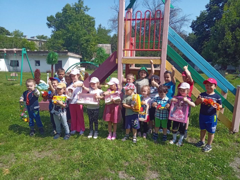 Денис Машков: 1 июня я посетил ГКДОУ Мирненский детский сад «Солнышко», чтобы передать подарки, приуроченные ко Дню защиты детей