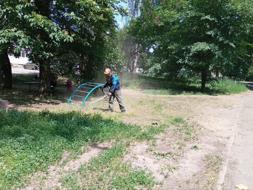 Сергей Желновач: На территории городского округа Дебальцево продолжаются работы по покосу сорных и карантинных трав