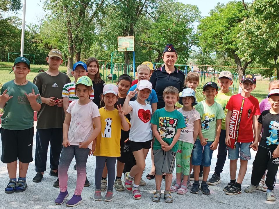 Сотрудники ГАИ Мангуша провели профилактическую беседу по БДД со школьниками