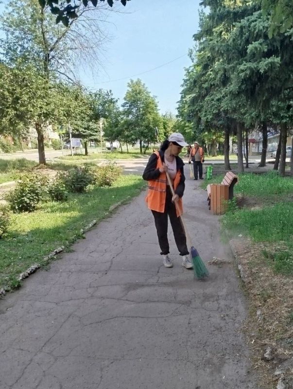 Коммунальщики Снежного продолжают благоустраивать территории общего пользования