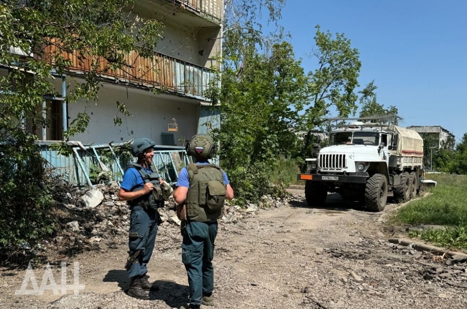ФОТО: Опасность под завалами. Как спасатели избавляют мирные города от эха войны