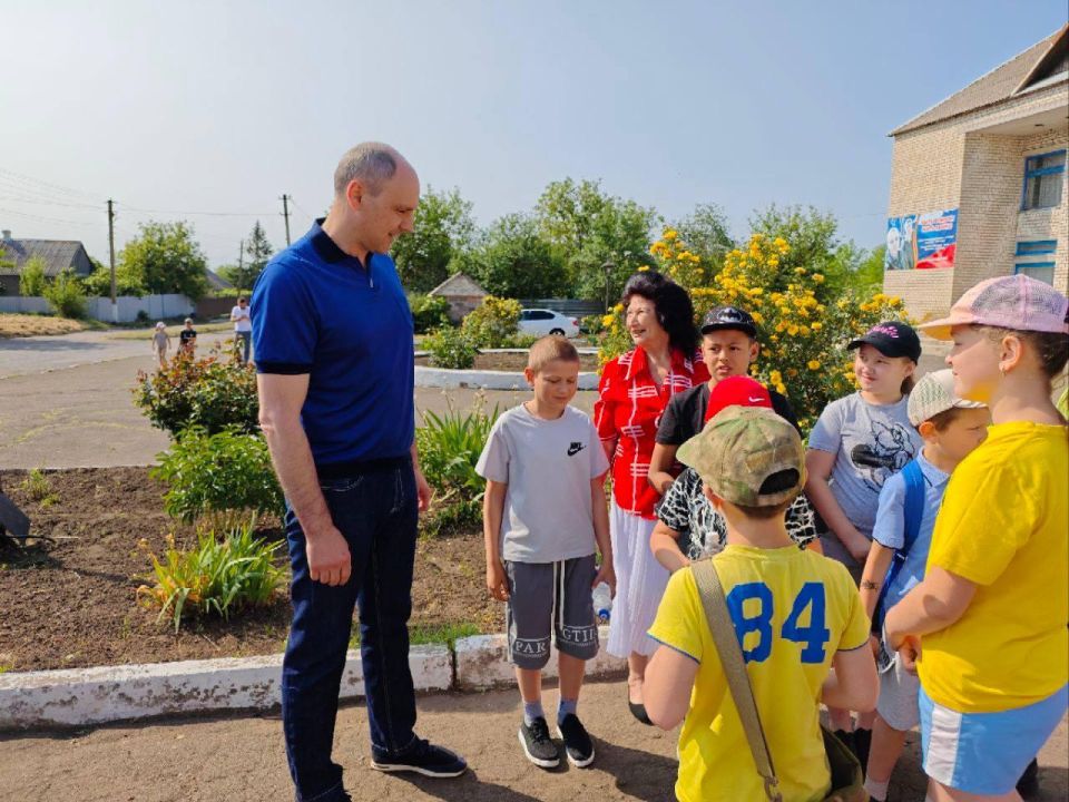 Наталья Великодная: Глава Свердловской области Денис Паслер открыл детскую площадку в Тельмановском муниципальном округе