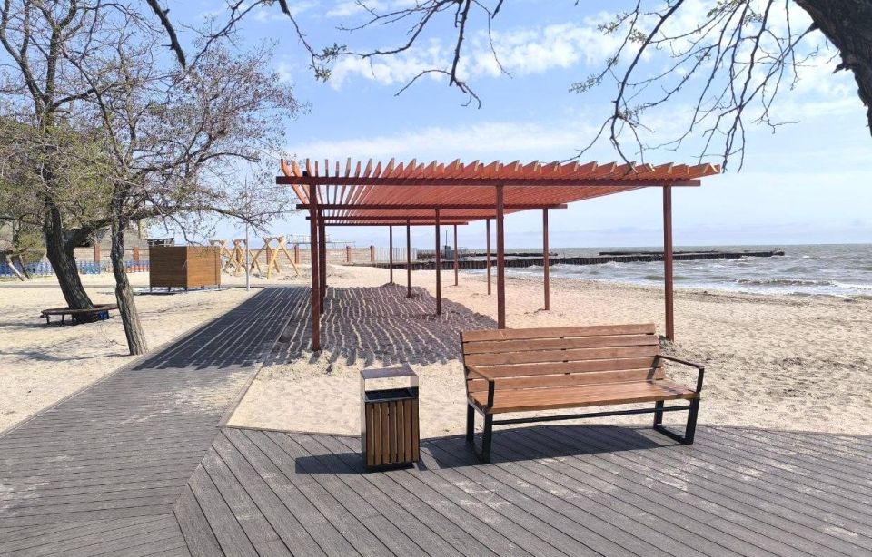 В Мариуполе завершают благоустройство еще одной пляжной зоны, расположенной у Приморского бульвара в Мариуполе