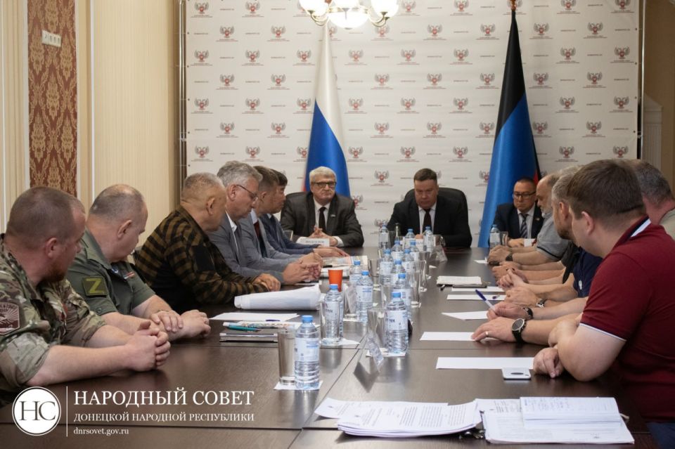 Председатель Народного Совета ДНР Константин Кузьмин провел расширенное заседание Комитета Народного Совета по поддержке участников СВО вместе с делегацией депутатов Государственного Собрания (Ил Тумэн) Республики Саха...