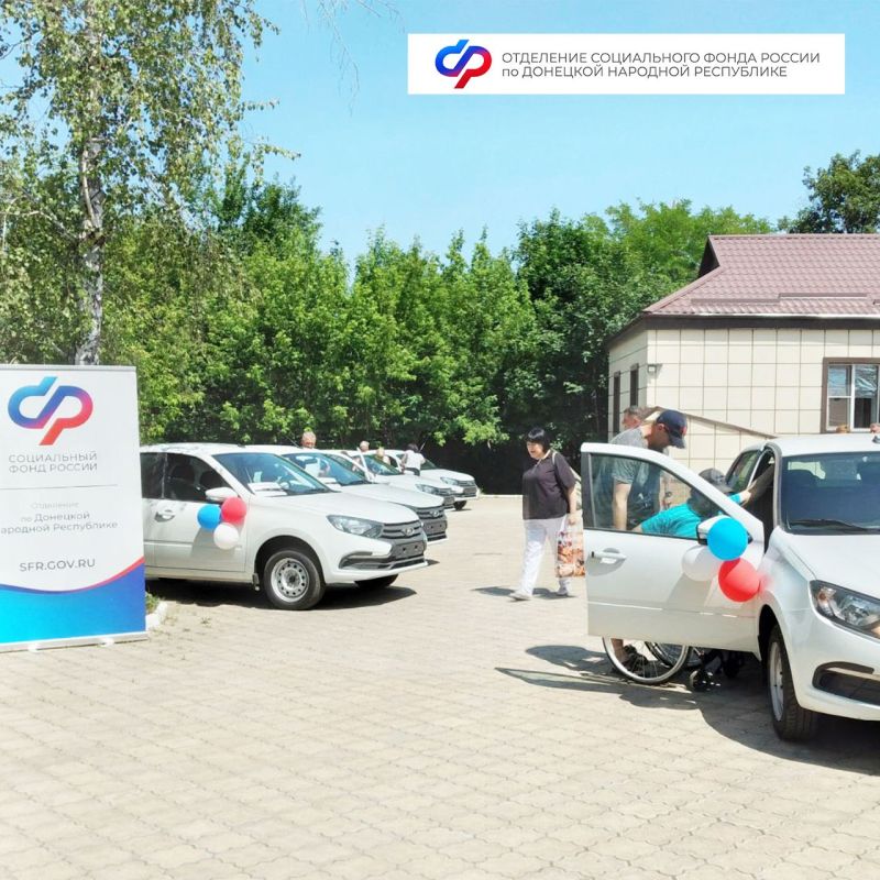 Отделение СФР по ДНР вручило ключи от автомобилей 9 жителям республики, которые ранее пострадали на производстве
