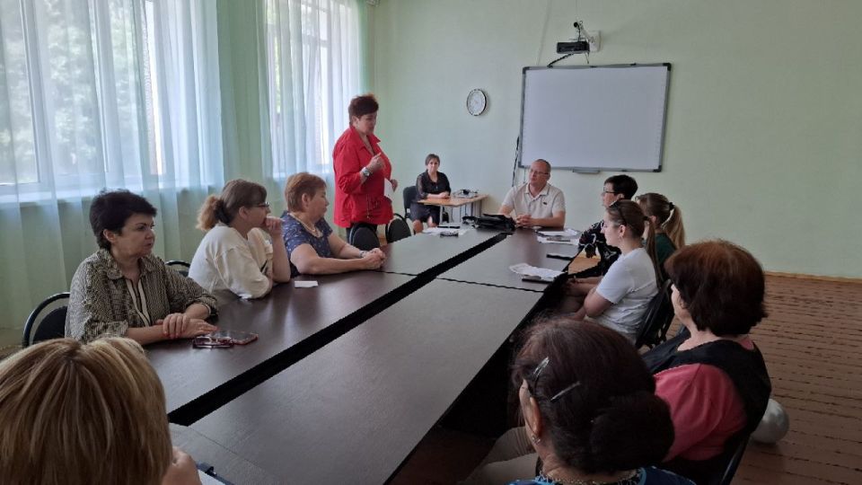 Председатель Дебальцевского городского совета, Шульженко Сергей Васильевич совместно активистами партии "Единая Россия" провел встречу с трудовым коллективом ГБОУ "Школа № 3 г.о. Дебальцево "