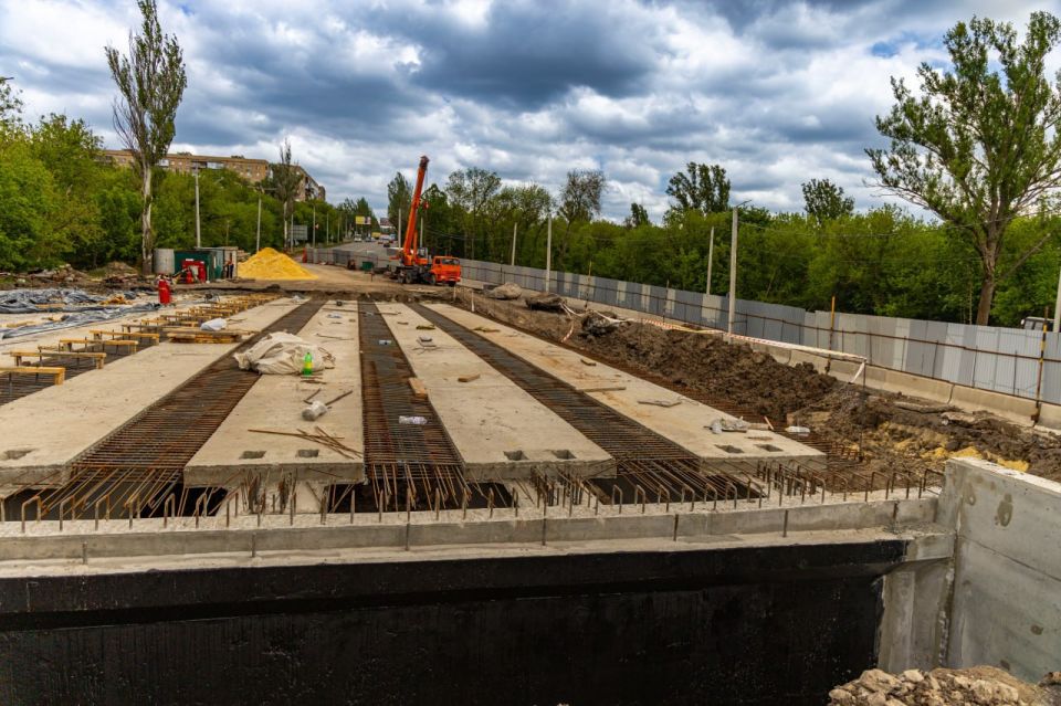 В Макеевке продолжается строительство моста через реку Грузскую