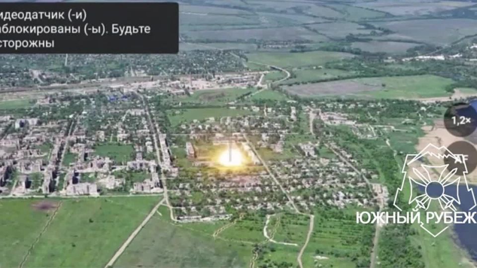 Российские лётчики с помощью, предположительно, объёмно-детонирующей авиабомбы ОДАБ-1500 с УМПК уничтожили место дислокации л. с. 81-й АМБр ВСУ в н. п. Северск. Кадры показал Telegram-канал "Южный рубеж"